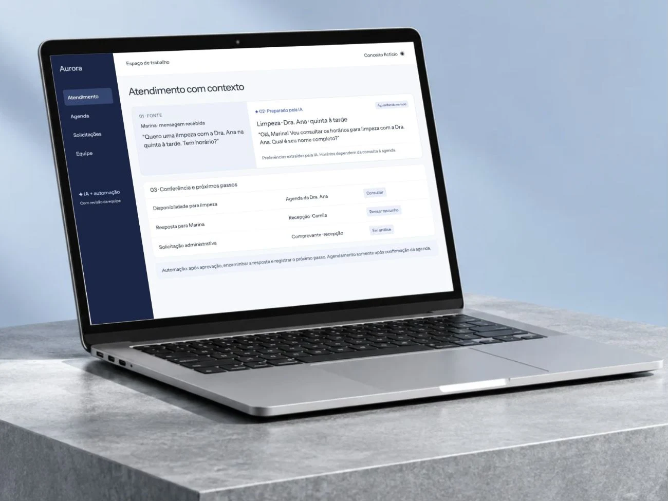 Ambiente ilustrativo de clínica com pergunta no site, resposta preparada e pedido de horário para revisão da equipe.